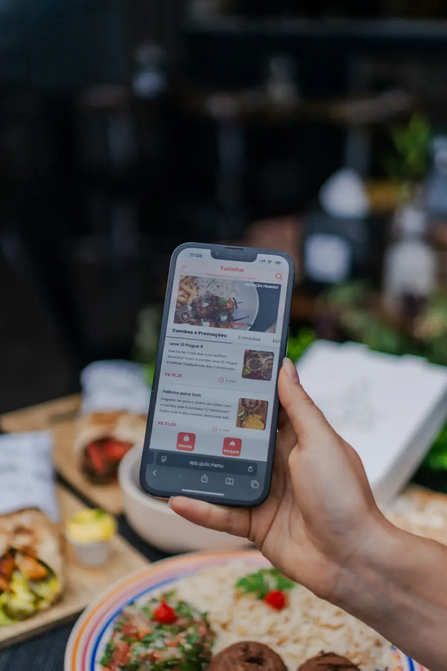Una persona ordina online dal telefono