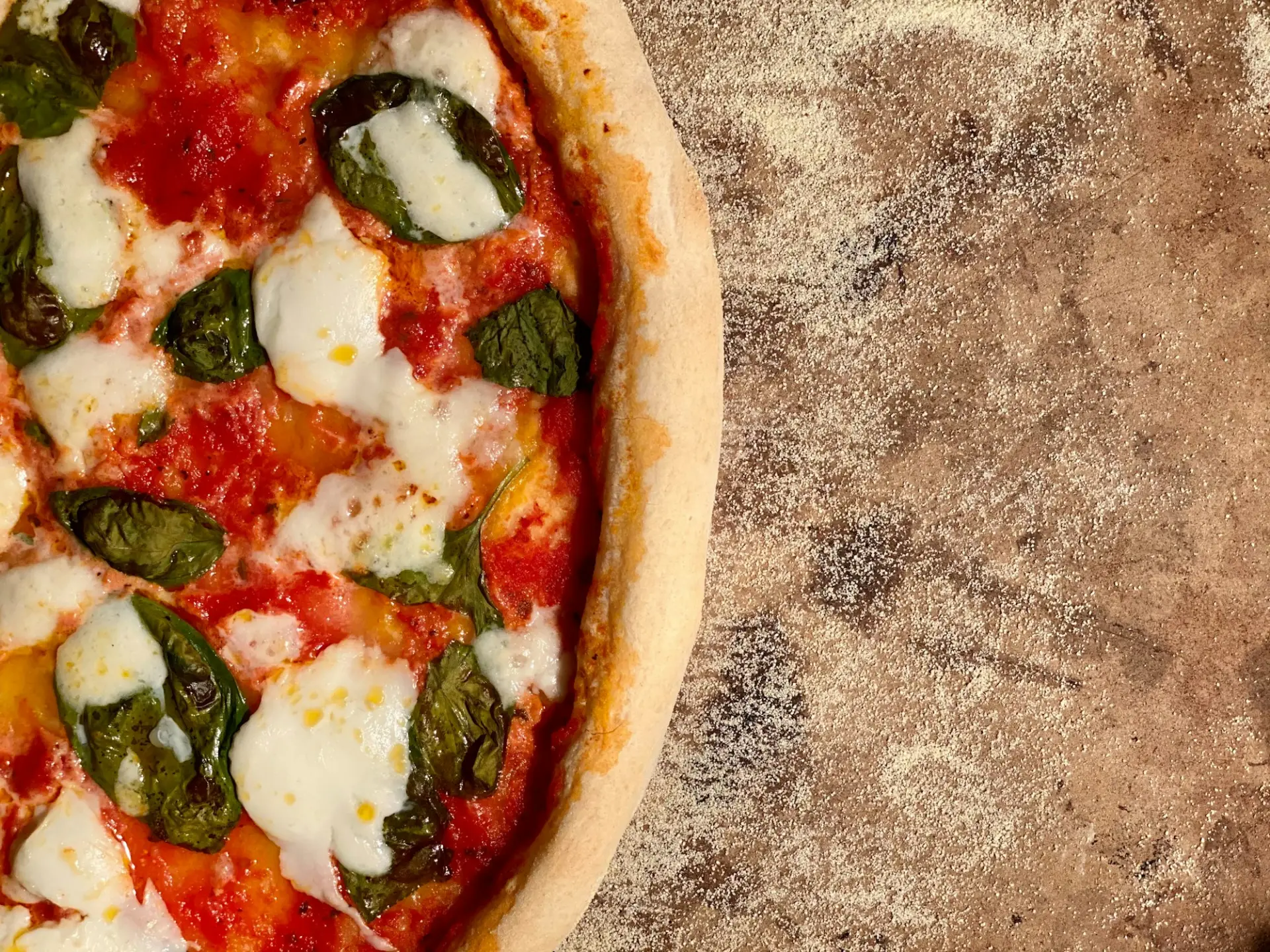 Pizza margherita con basilico e mozzarella