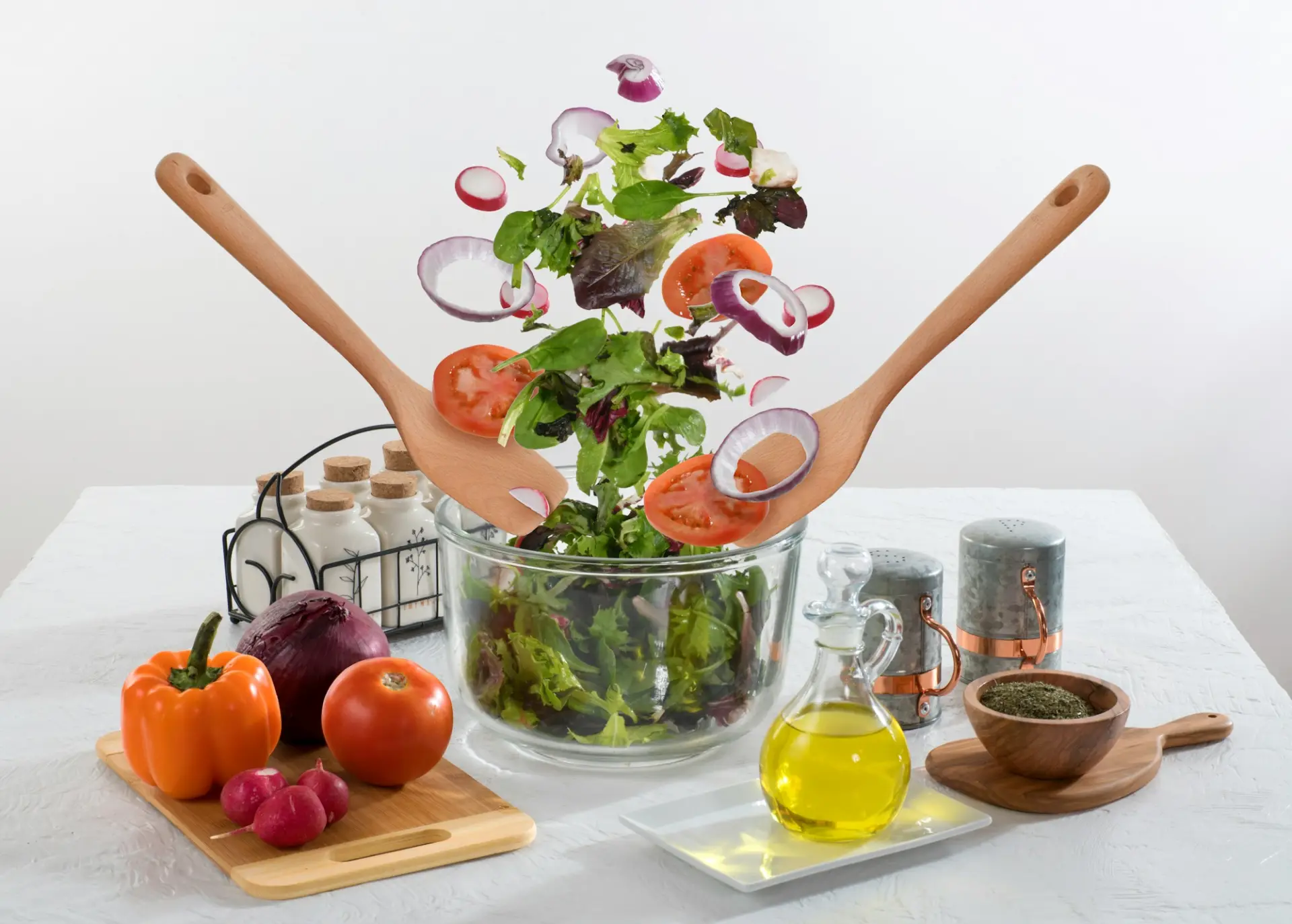Insalata fresca che salta tra due palette di legno