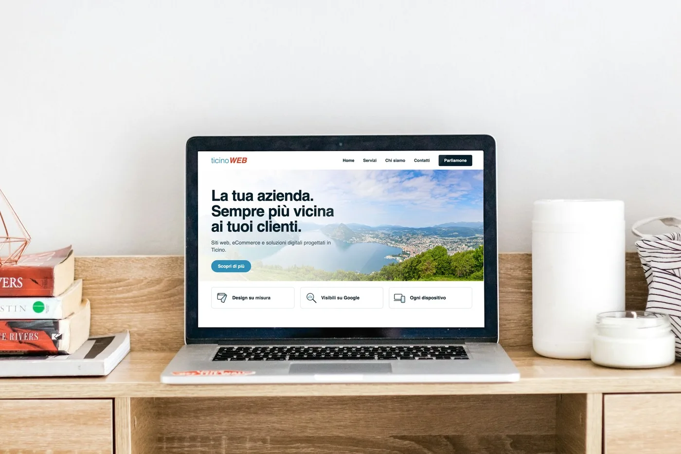 Portatile aperto su una scrivania in legno chiaro