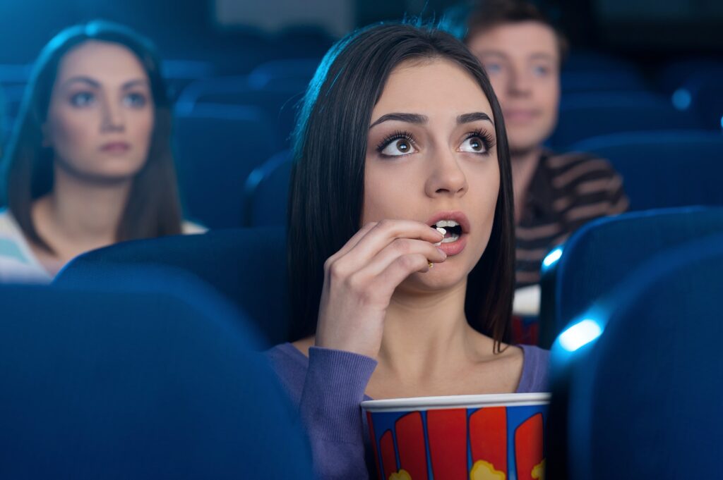 Eine Frau im Kino.