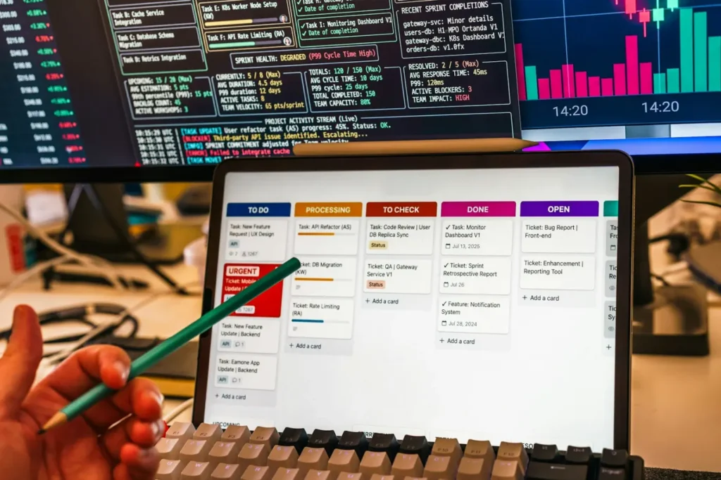 Una persona usa un software di gestione dei compiti su un tablet in ufficio