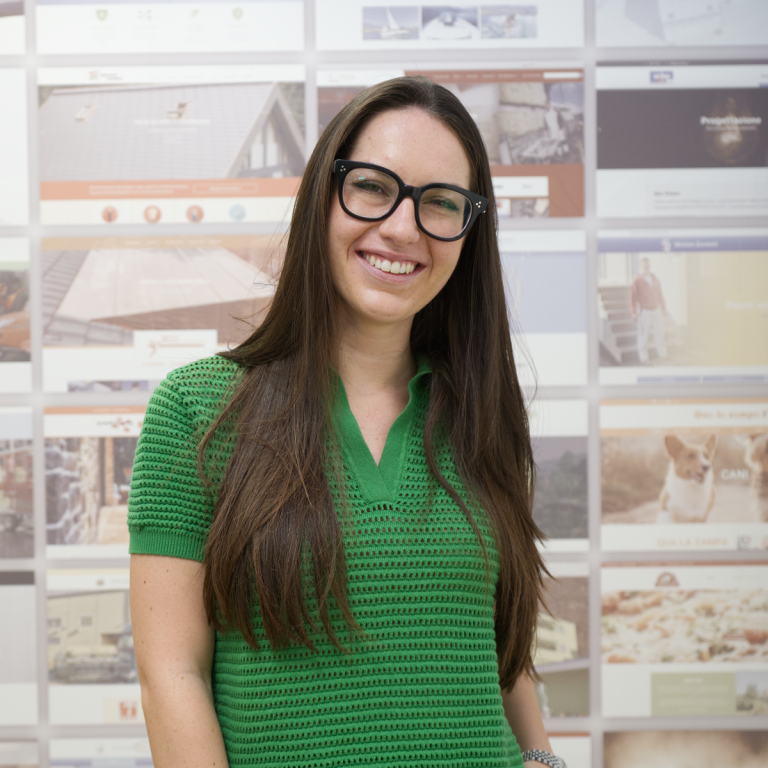 Donna sorridente con occhiali davanti a schermate web
